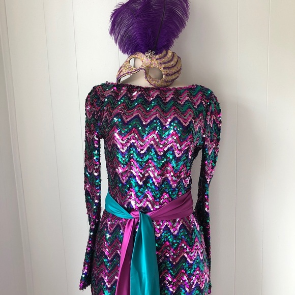 The ol’ Razzle Dazzle Vintage Dress - Picture 7 of 8